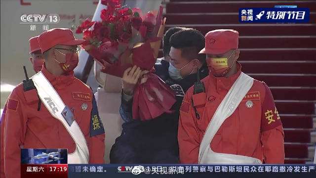 翟志刚与手捧鲜花的儿子温暖相拥